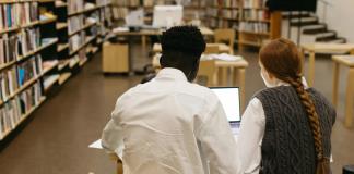 EE.UU. pausa la emisión de visas de estudiantes para evaluar las redes sociales