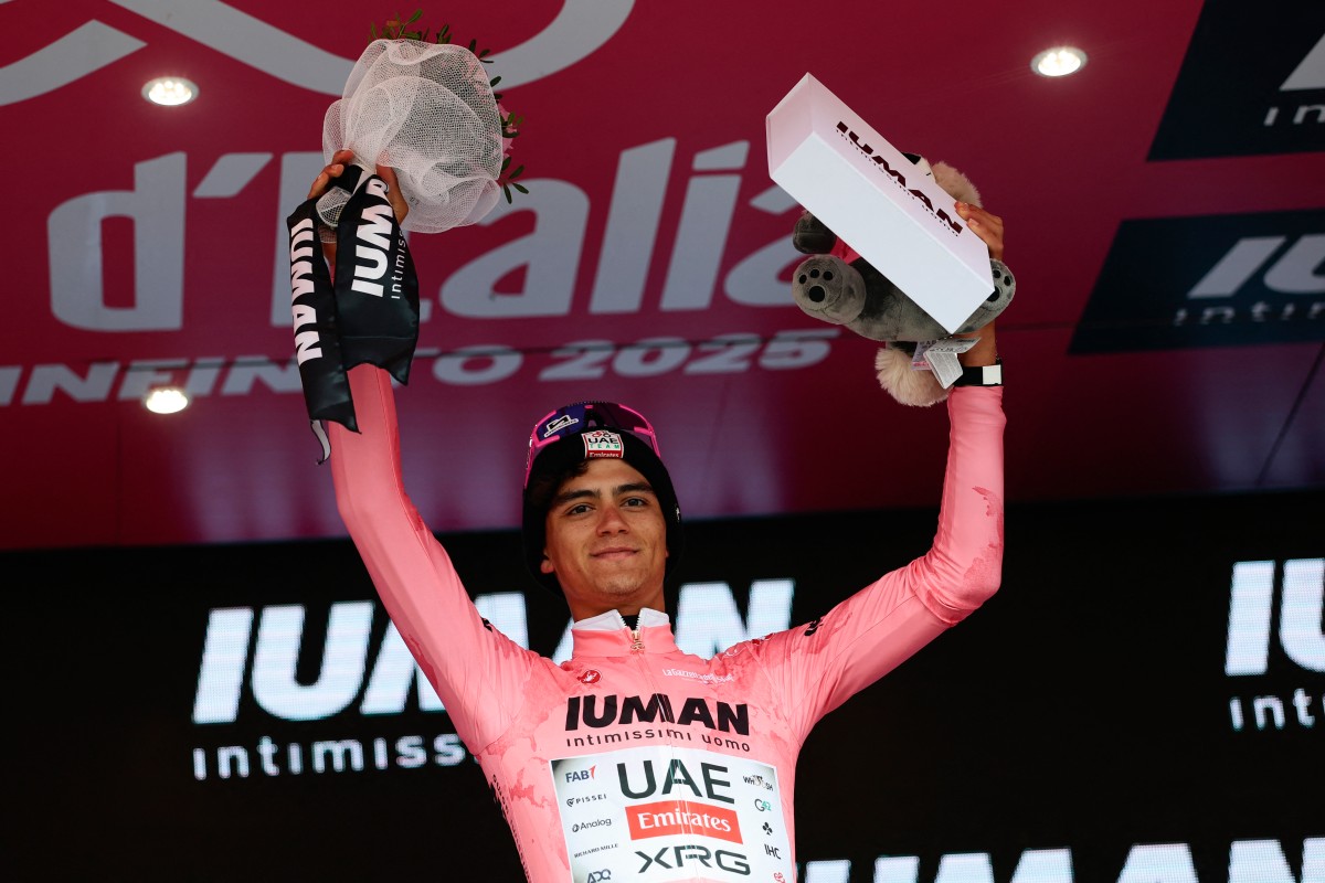 Isaac Del Toro triunfa en la 17ª etapa y refuerza su maglia rosa Isaac Del Toro triunfa en la 17ª etapa y refuerza su maglia rosa