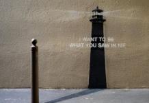 El artista callejero Banksy vuelve a las calles con una nueva obra: un faro y una frase