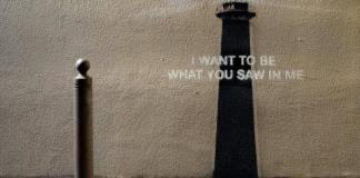 El artista callejero Banksy vuelve a las calles con una nueva obra: un faro y una frase