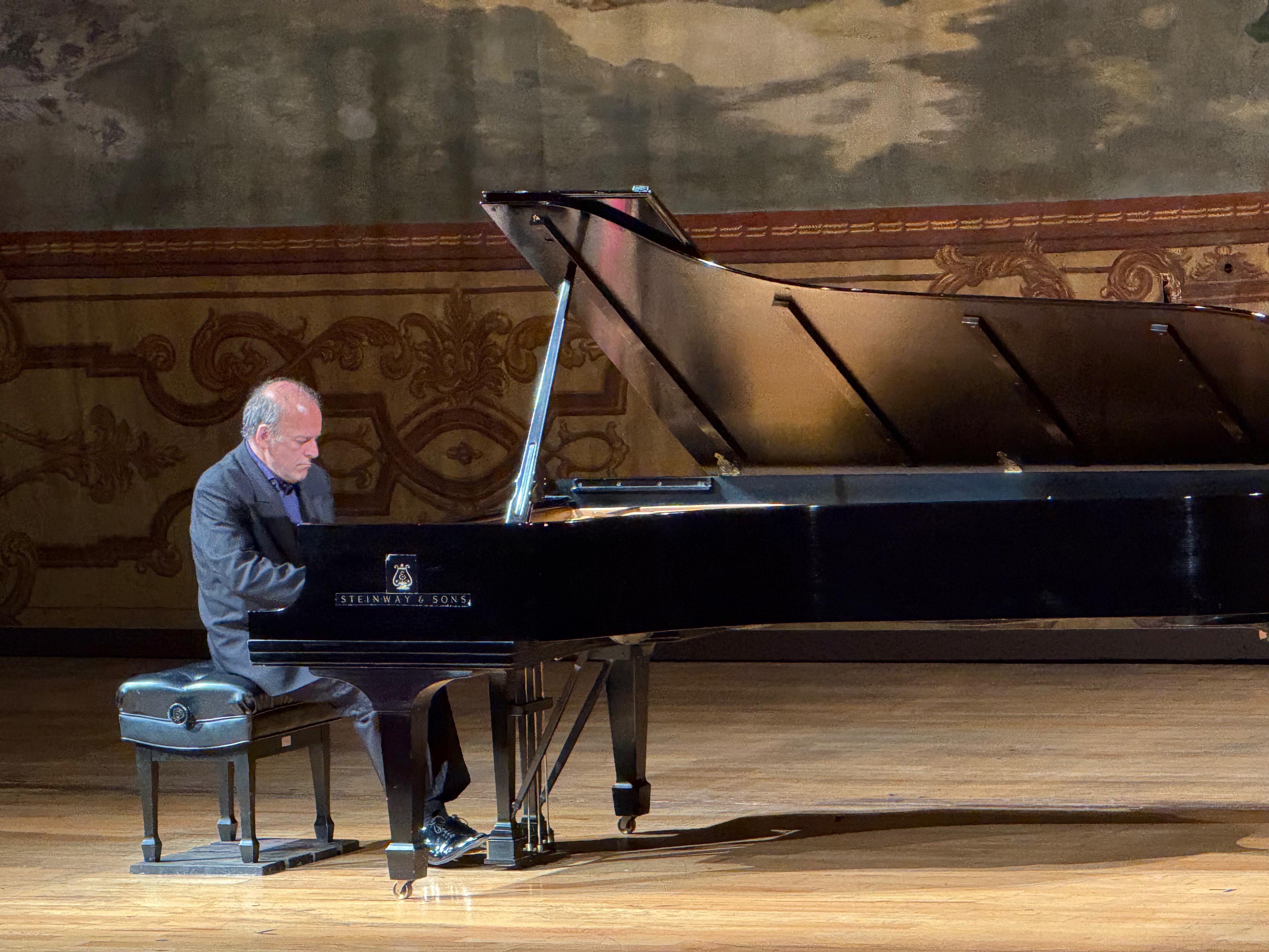 El piano de Louis Lortie llena el Teatro Degollado en una noche íntima y virtuosa El piano de Louis Lortie llena el Teatro Degollado en una noche íntima y virtuosa
