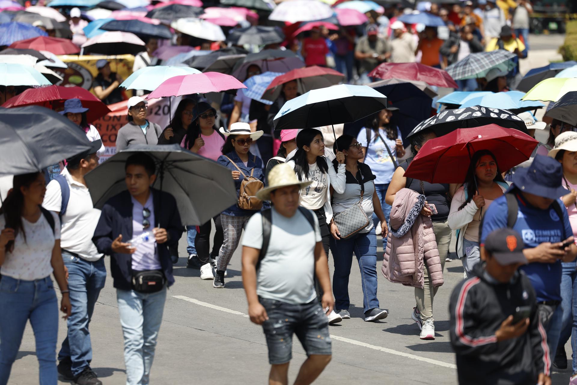 Maestros suman 15 días de protestas tras no alcanzar acuerdo con Gobierno Maestros suman 15 días de protestas tras no alcanzar acuerdo con Gobierno