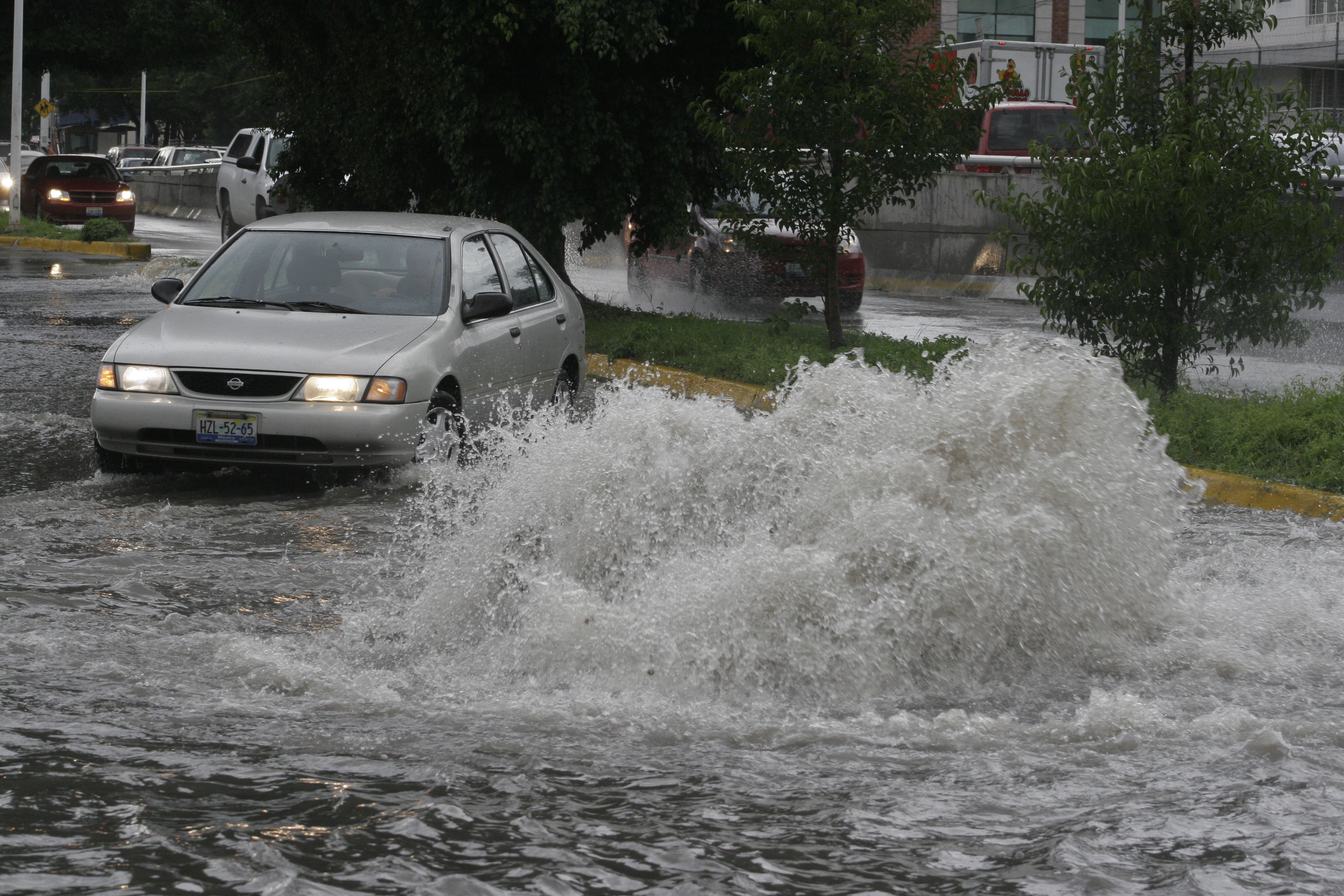 Autoridades insisten en evitar pasos a desnivel durante tormentas en la ZMG