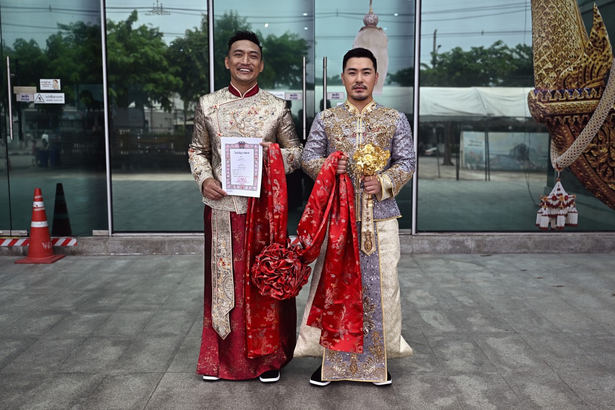 Una pareja de homosexuales chinos hace realidad en Tailandia el sueño de casarse Una pareja de homosexuales chinos hace realidad en Tailandia el sueño de casarse