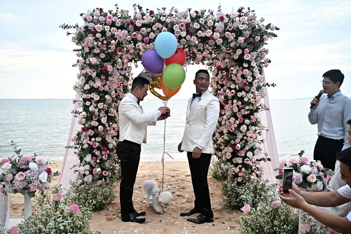 Una pareja de homosexuales chinos hace realidad en Tailandia el sueño de casarse Una pareja de homosexuales chinos hace realidad en Tailandia el sueño de casarse