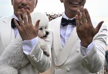 Una pareja de homosexuales chinos hace realidad en Tailandia el sueño de casarse
