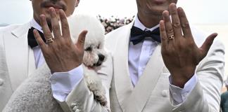 Una pareja de homosexuales chinos hace realidad en Tailandia el sueño de casarse