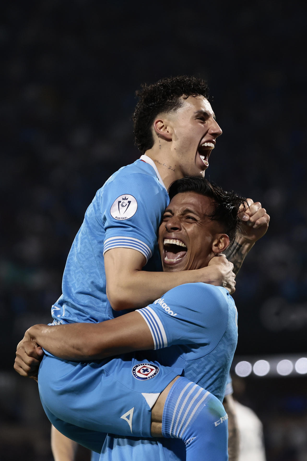5-0. Cruz Azul golea a Vancouver y gana la Copa de Campeones de la Concacaf 5-0. Cruz Azul golea a Vancouver y gana la Copa de Campeones de la Concacaf