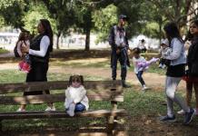 Un día de parque con las ‘mamás’ de muñecas hiperrealistas: “Son obras de arte, no hijos”