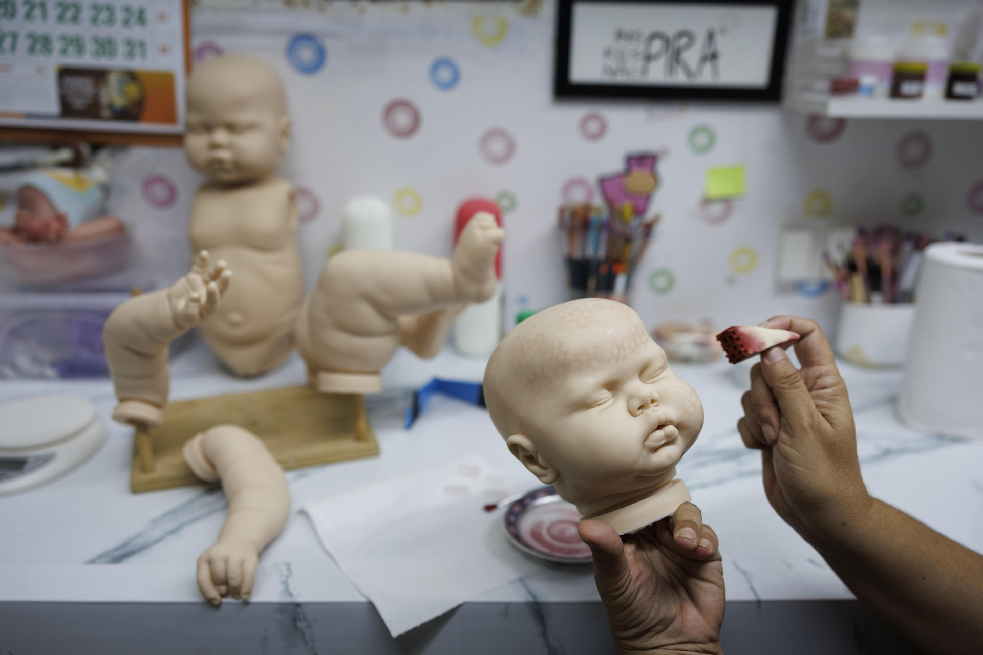 Un día de parque con las ‘mamás’ de muñecas hiperrealistas: “Son obras de arte, no hijos”