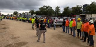 Las redadas migratorias en obras amenazan la industria de la construcción en EE.UU.