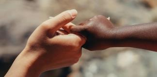 Suecia se plantea prohibir las adopciones internacionales