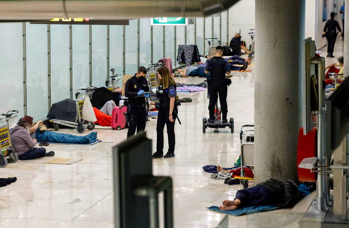 La precariedad pasa la noche en el aeropuerto de Madrid La precariedad pasa la noche en el aeropuerto de Madrid