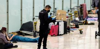 La precariedad pasa la noche en el aeropuerto de Madrid