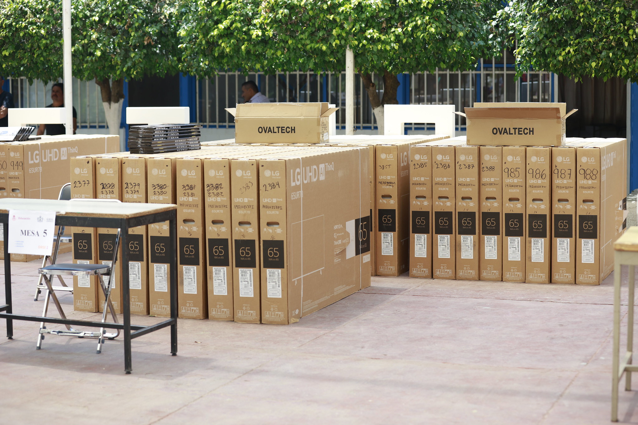 Zapopan se conecta: escuelas básicas reciben pantallas inteligentes con sistema antirrobo Zapopan se conecta: escuelas básicas reciben pantallas inteligentes con sistema antirrobo