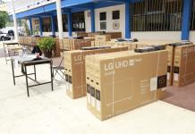 Zapopan se conecta: escuelas básicas reciben pantallas inteligentes con sistema antirrobo