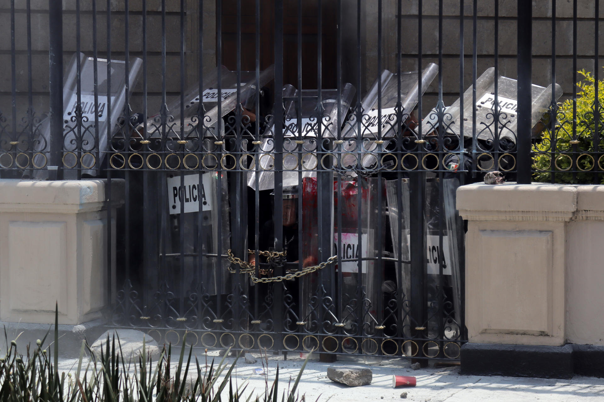 Repelen con gases a maestros que intentaron irrumpir en la Secretaría de Gobernación Repelen con gases a maestros que intentaron irrumpir en la Secretaría de Gobernación