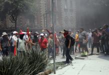 Repelen con gases a maestros que intentaron irrumpir en la Secretaría de Gobernación