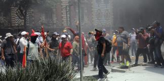 Repelen con gases a maestros que intentaron irrumpir en la Secretaría de Gobernación