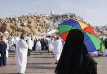 Peregrinos musulmanes rezan en el monte Arafat, un momento crucial del hach