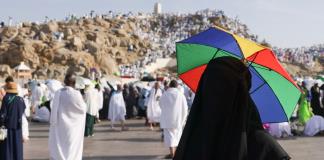 Peregrinos musulmanes rezan en el monte Arafat, un momento crucial del hach