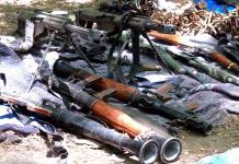 Autoridades detienen a tres personas con arsenal de armas en Monterrey