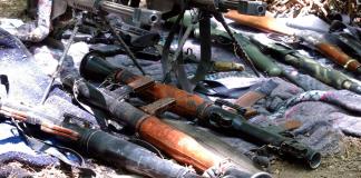 Autoridades detienen a tres personas con arsenal de armas en Monterrey