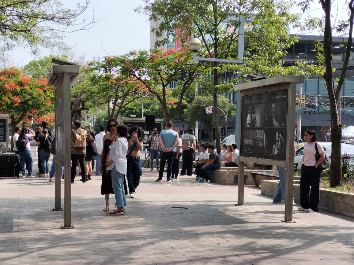 “Cuarenta y Contando”: Memorables momentos del FICG en fotografías, en el Paseo Chapultepec