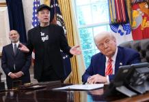 Acciones de Tesla caen más de 8% tras enfrentamiento de Trump y Musk