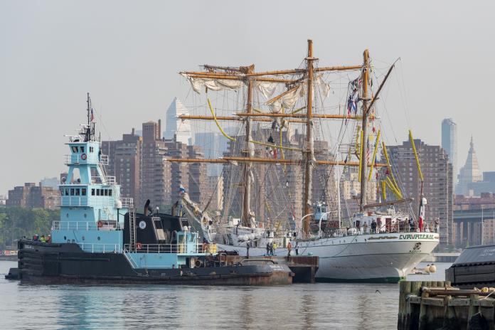 Buque Cuauhtémoc, accidentado el 13 de mayo, es enviado a muelle de reparación en Brooklyn