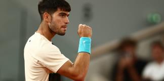 Alcaraz remonta a Musetti y espera a Djokovic o Sinner en la final de Roland Garros