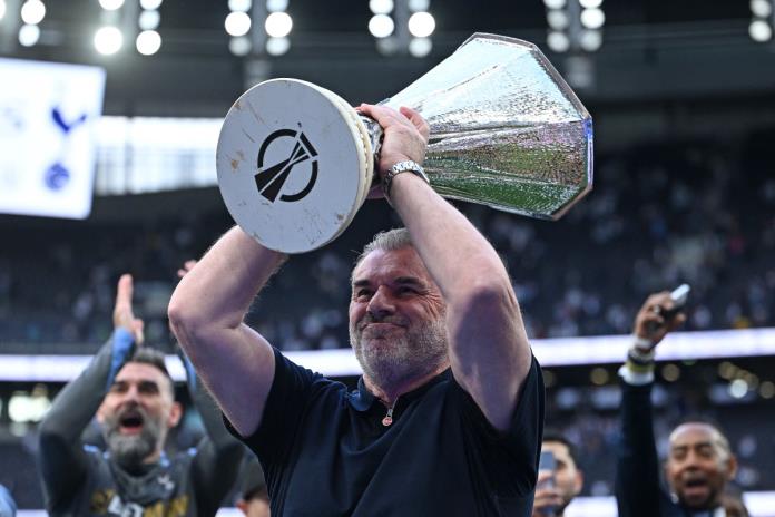 El Tottenham destituye a su entrenador Postecoglou a pesar del título europeo