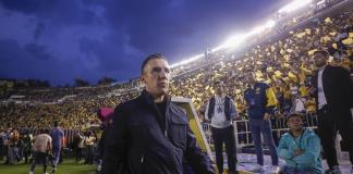 El técnico uruguayo Vicente Sánchez sale del Cruz Azul