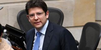 Aspirante a presidencia de Colombia supera con éxito una primera cirugía tras ser baleado