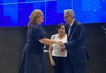 Premian a Desiré Rivas, la mujer que convirtió el protocolo en un arte en la UdeG
