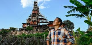 El hombre que construyó un edificio insólito para resistir a un proyecto turístico en China