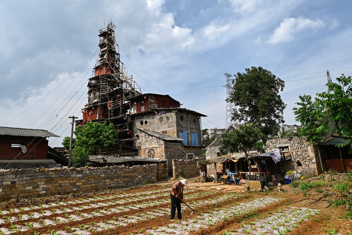 El hombre que construyó un edificio insólito para resistir a un proyecto turístico en China