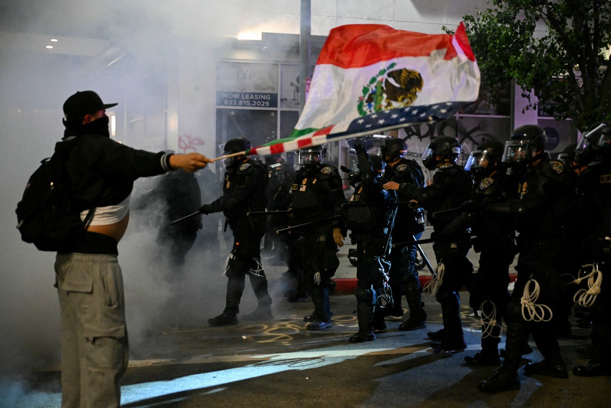 La bandera mexicana, símbolo de las protestas en Los Ángeles que molesta a la Casa Blanca La bandera mexicana, símbolo de las protestas en Los Ángeles que molesta a la Casa Blanca