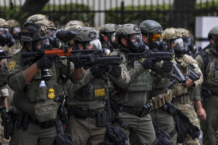 Otra jornada de redadas migratorias en Los Ángeles, donde se esperan 30 días de operativos Otra jornada de redadas migratorias en Los Ángeles, donde se esperan 30 días de operativos