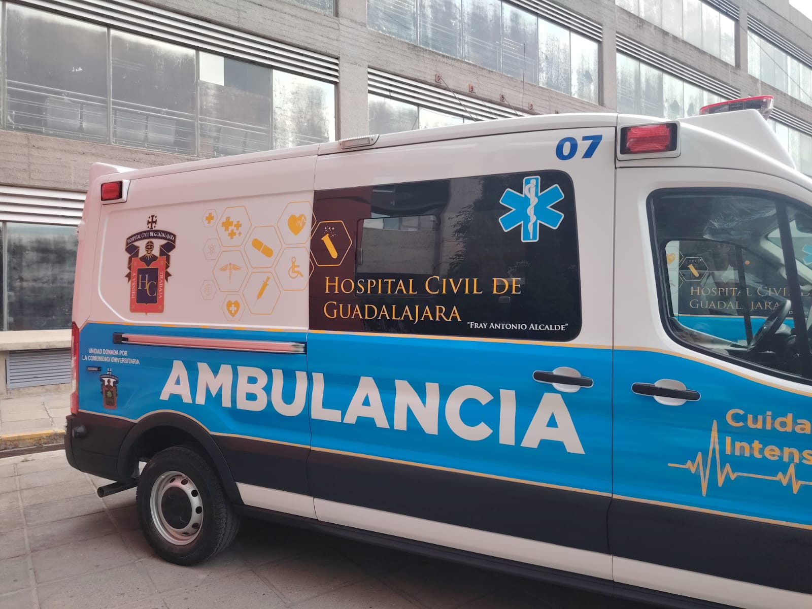La UdeG dona tres ambulancias de cuidados intensivos a los Hospitales Civiles La UdeG dona tres ambulancias de cuidados intensivos a los Hospitales Civiles