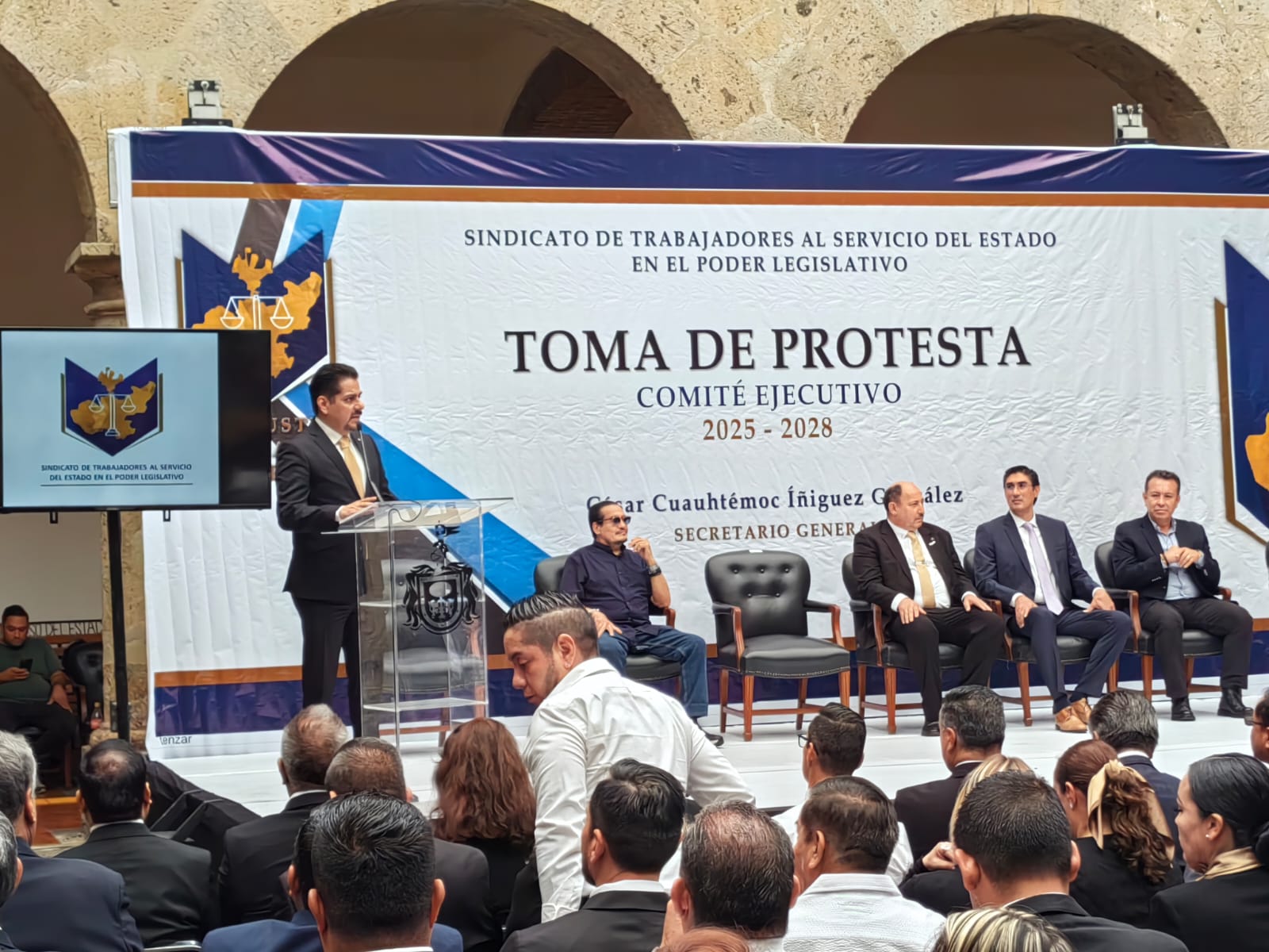 César Íñiguez rinde protesta como líder sindical del Congreso; promete lucha por escalafón