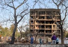 Un avión con 242 personas a bordo se estrella contra un edificio en India