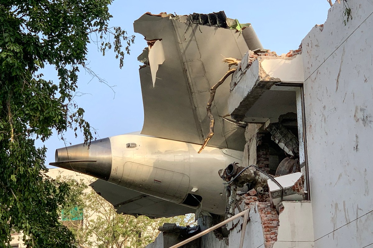 Un avión con 242 personas a bordo se estrella contra un edificio en India Un avión con 242 personas a bordo se estrella contra un edificio en India
