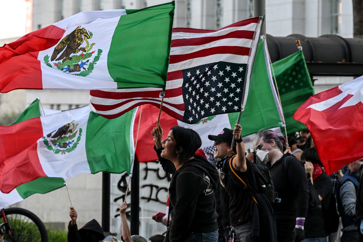 Protestas en Los Ángeles se trasladan a hoteles donde se alojan los agentes migratorios Protestas en Los Ángeles se trasladan a hoteles donde se alojan los agentes migratorios
