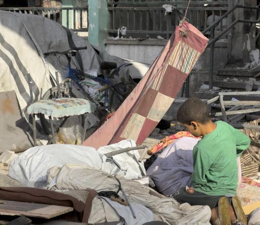 Gaza, sin internet y bajo fuego, teme quedar aún más aislada mientras Israel ataca Irán