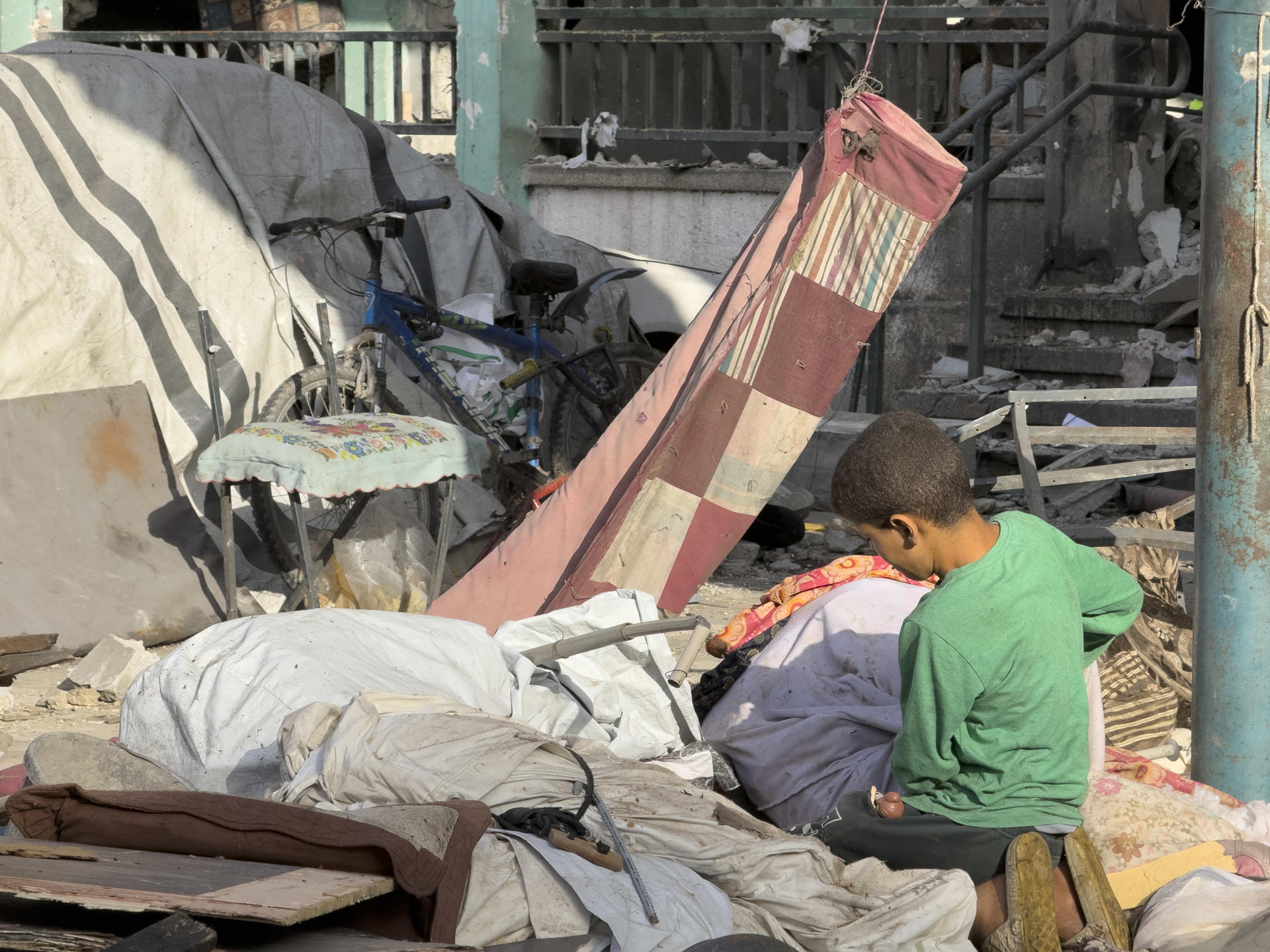 Gaza, sin internet y bajo fuego, teme quedar aún más aislada mientras Israel ataca Irán
