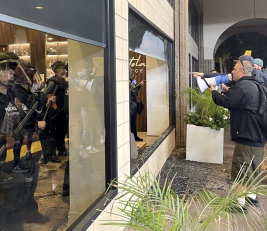 Protestas en Los Ángeles se trasladan a hoteles donde se alojan los agentes migratorios