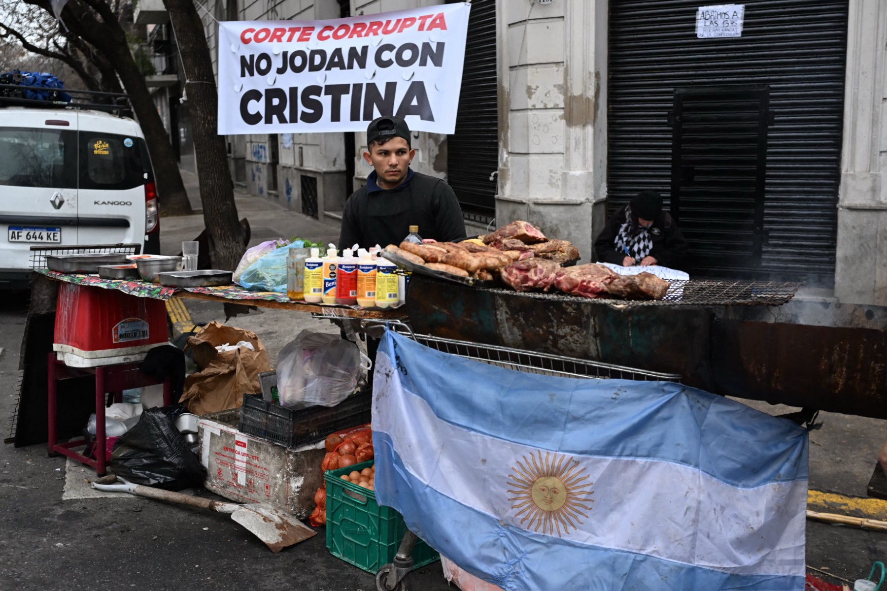 Expresidenta Kirchner cumplirá condena de seis años en su domicilio en Buenos Aires Expresidenta Kirchner cumplirá condena de seis años en su domicilio en Buenos Aires