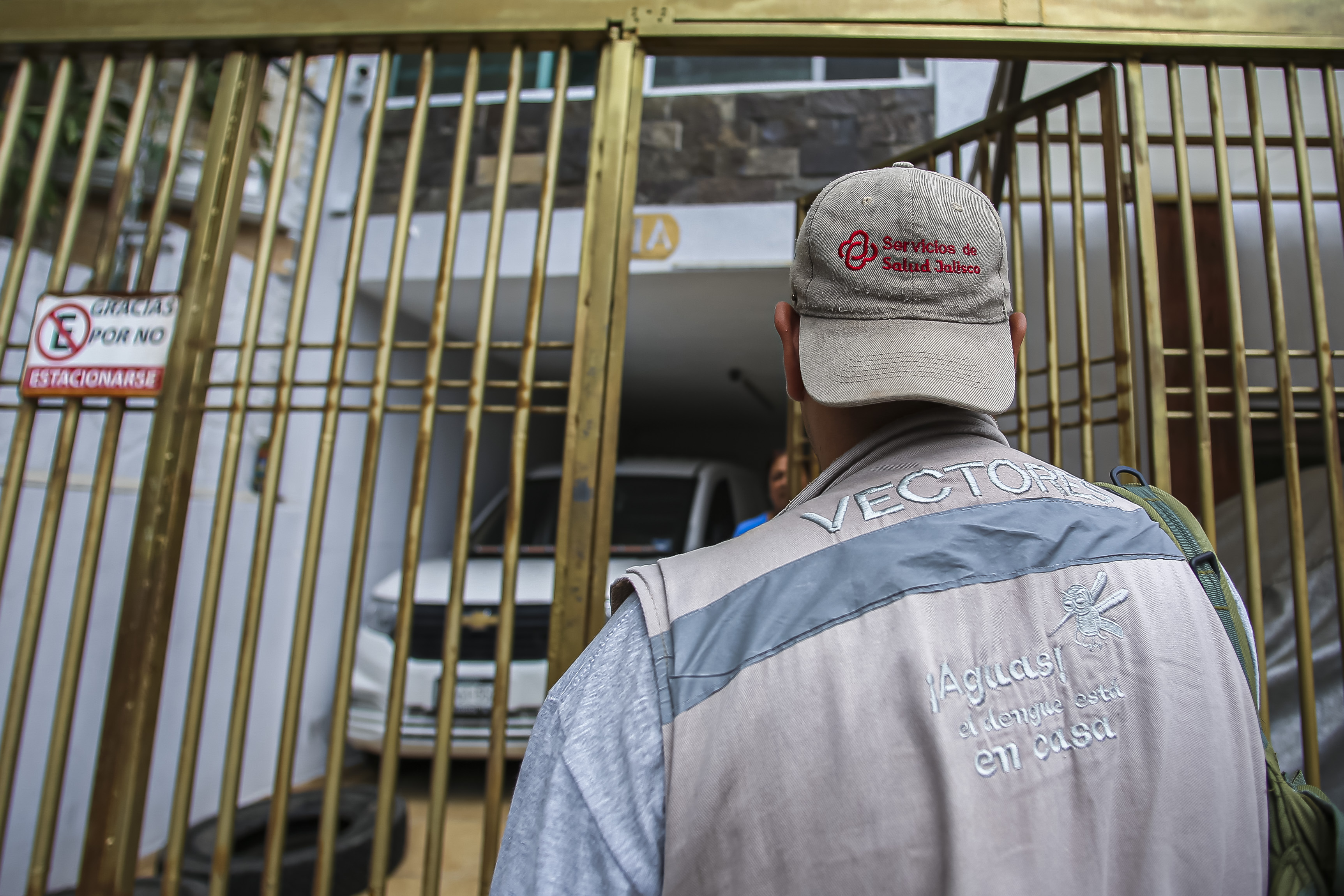 Entre desconfianza y riesgos, brigadistas luchan contra el dengue en colonias de la ZMG Entre desconfianza y riesgos, brigadistas luchan contra el dengue en colonias de la ZMG