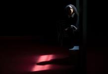 El juicio Pelicot se vuelve obra de teatro en Viena como homenaje a un ícono feminista